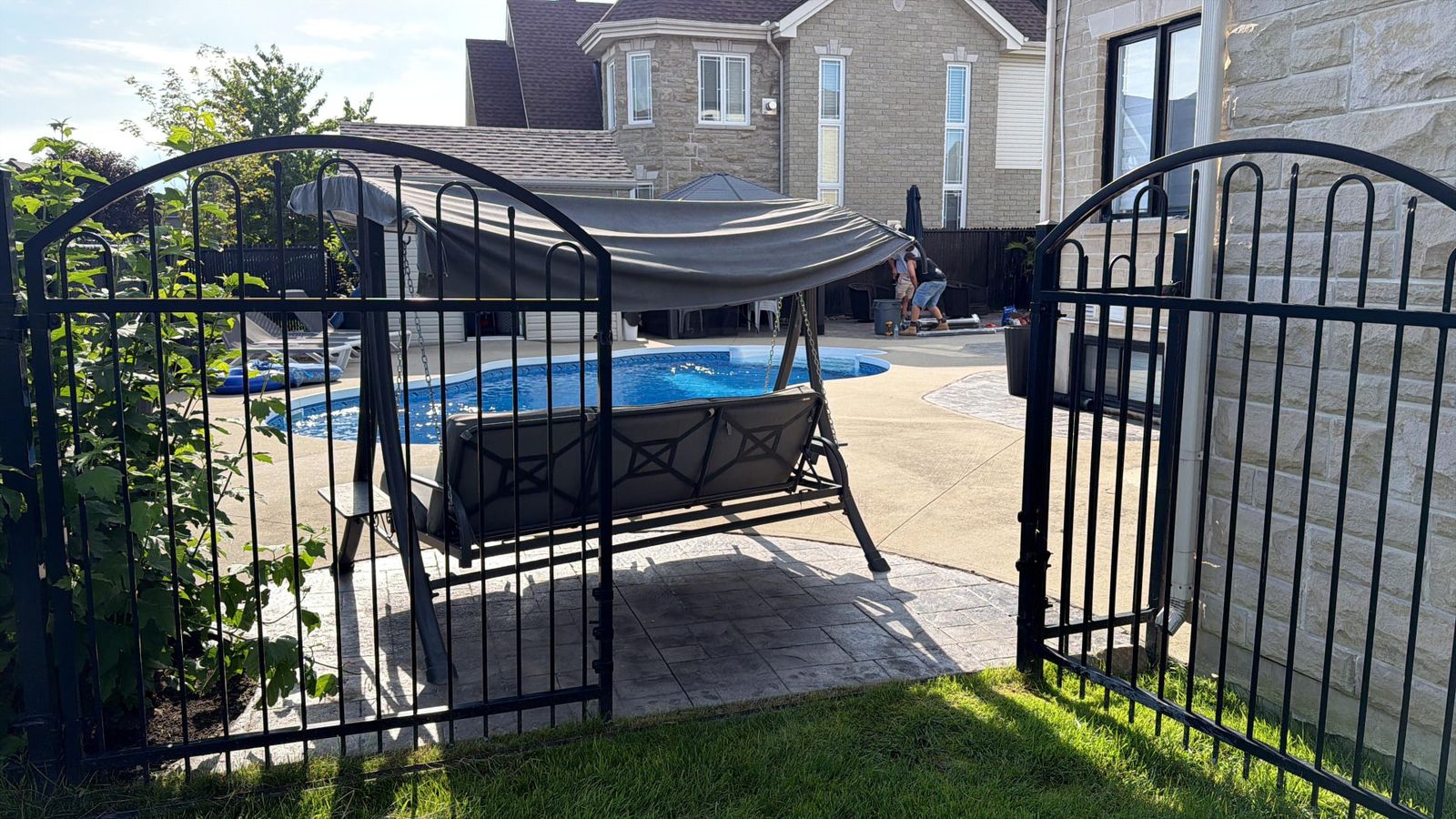 Barrière arquée d'accès piscine