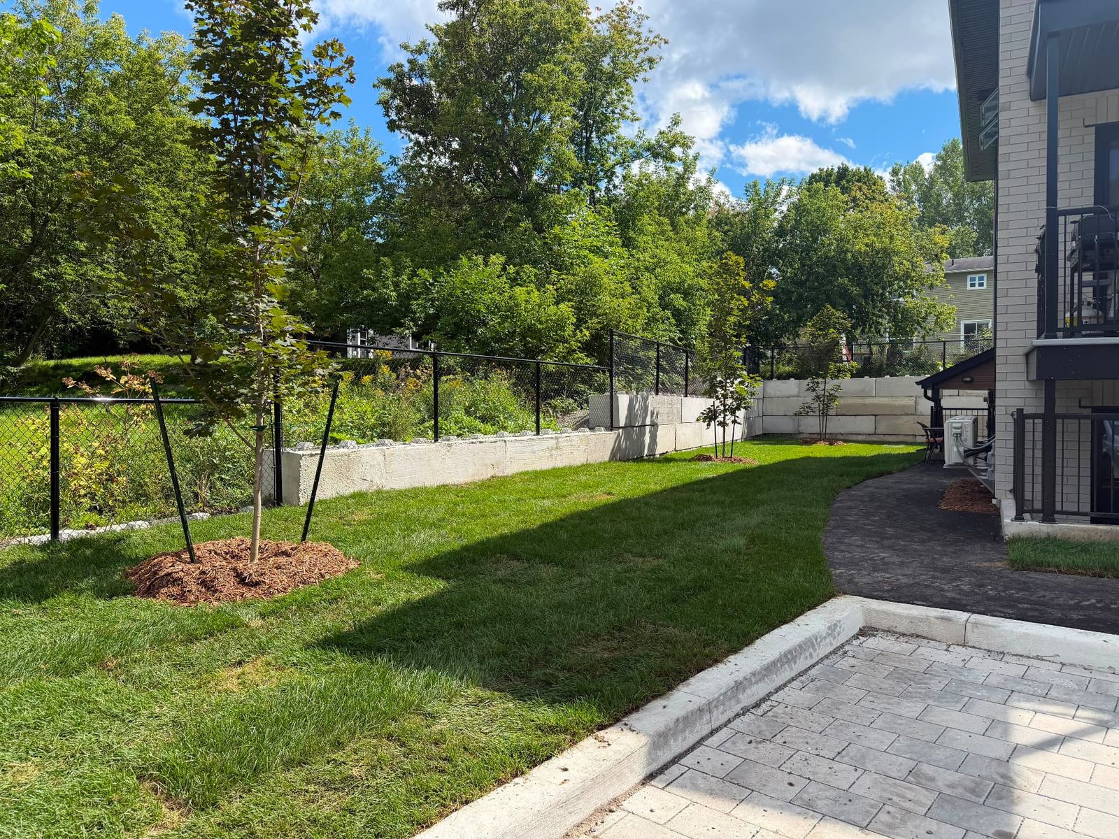 Cour résidentielle avec mur de soutènement — Gatineau