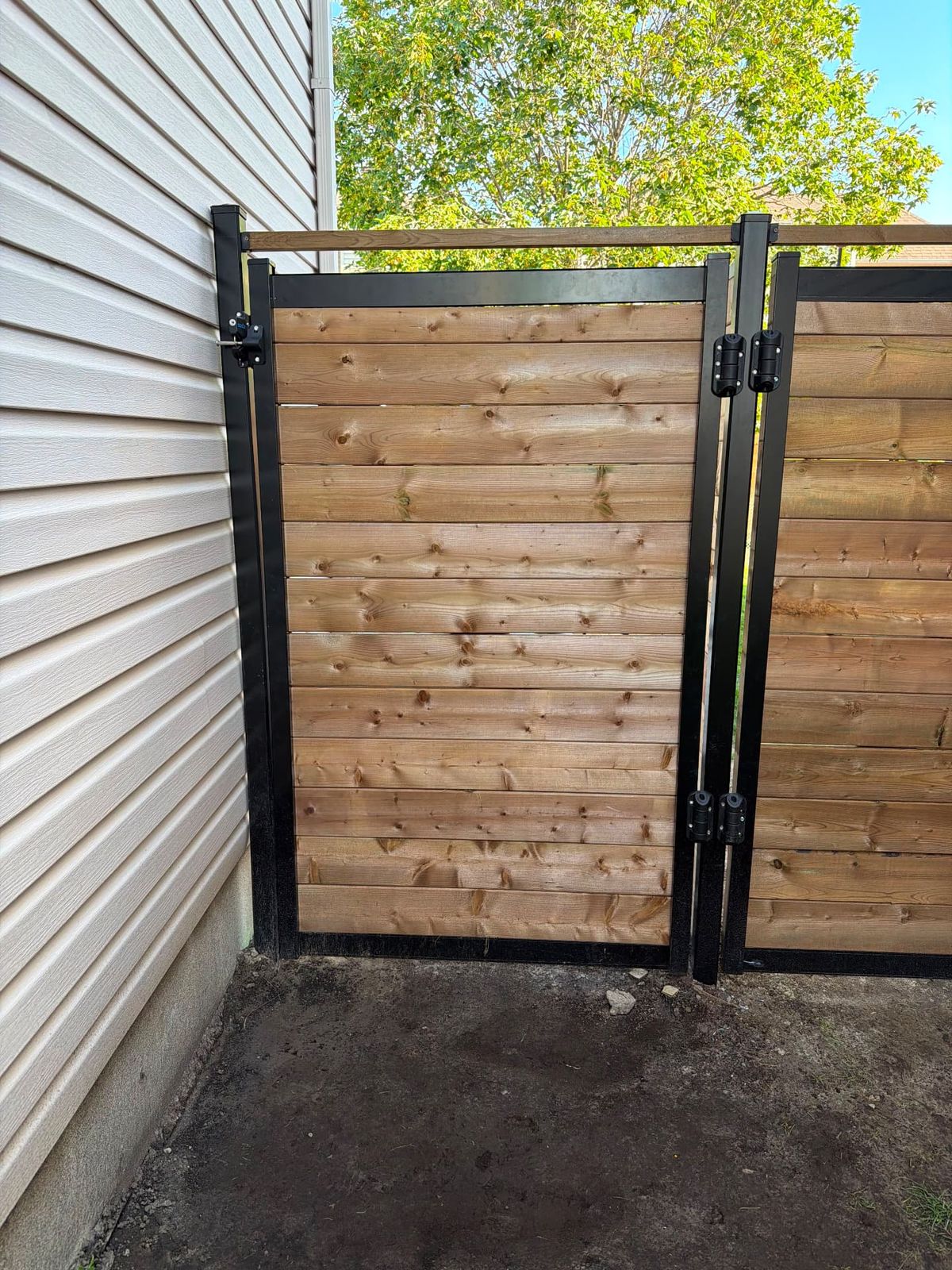 Barrière de cèdre encadrée de noir